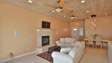 Casa | Sala de estar | Televisión de pantalla plana y chimenea