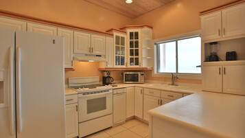 Casa | Cocina privada | Refrigerador, microondas, horno y lavavajillas