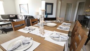 Condo | Bếp riêng | Dụng cụ pha cà phê/trà, tủ lạnh, lò vi sóng, lò nướng 