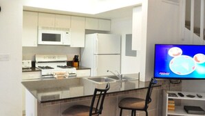 Appartement | Privékeuken | Een koffiezetapparaat/waterkoker, een koelkast, een magnetron, een oven