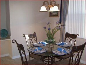 Huvila | Yksityinen keittiö | Jääkaappi, mikroaaltouuni, uuni, astianpesukone