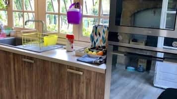 Kjøleskap, mikrobølgeovn, ovn og kokeplater