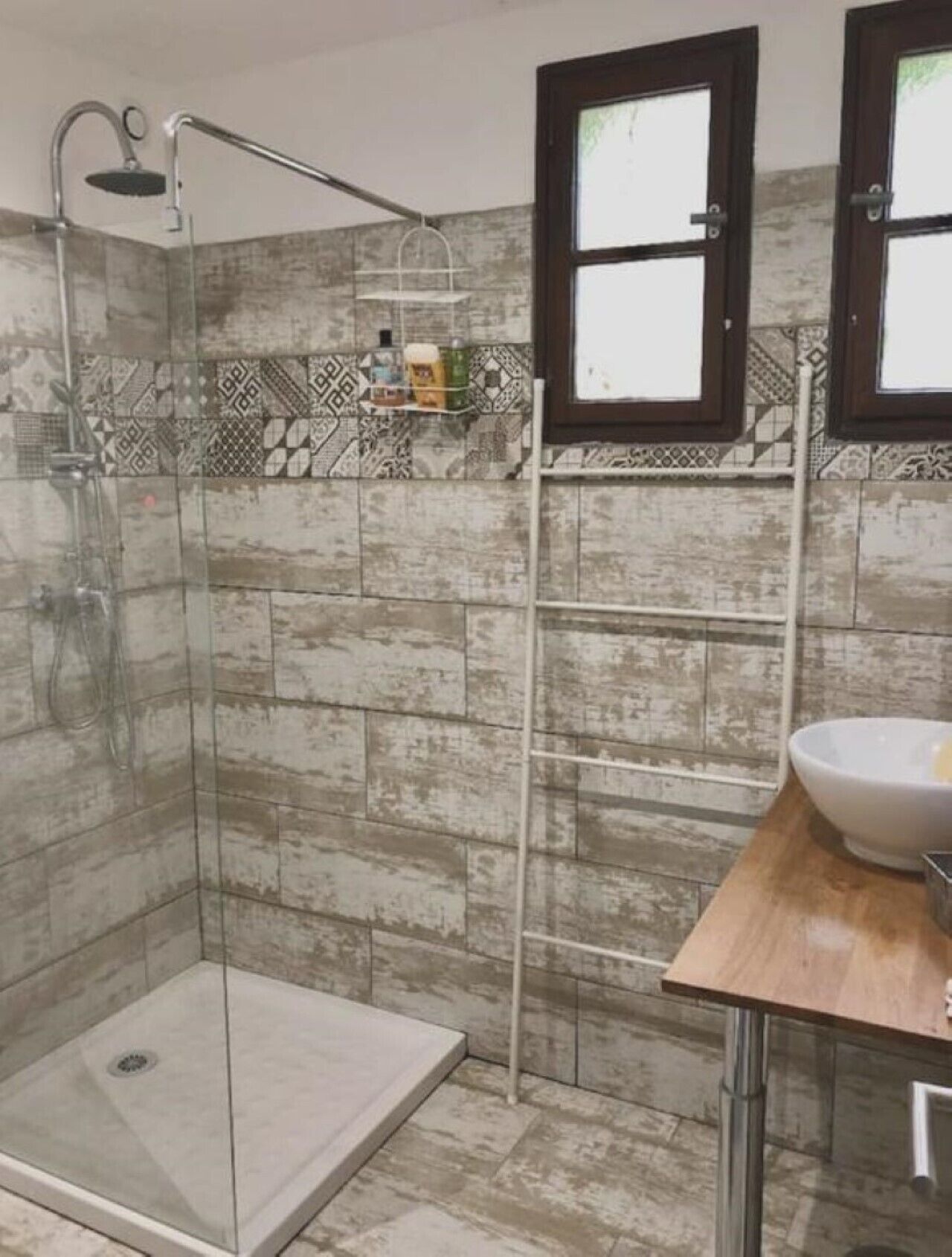 Baignoire, sèche-cheveux, savon, shampoing