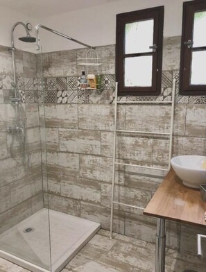 Bathtub, hair dryer, soap, shampoo