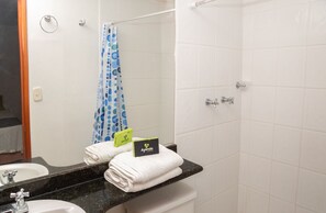 Shower, towels, soap, shampoo - Ayenda 1131 Casa Valencia (Manizales)