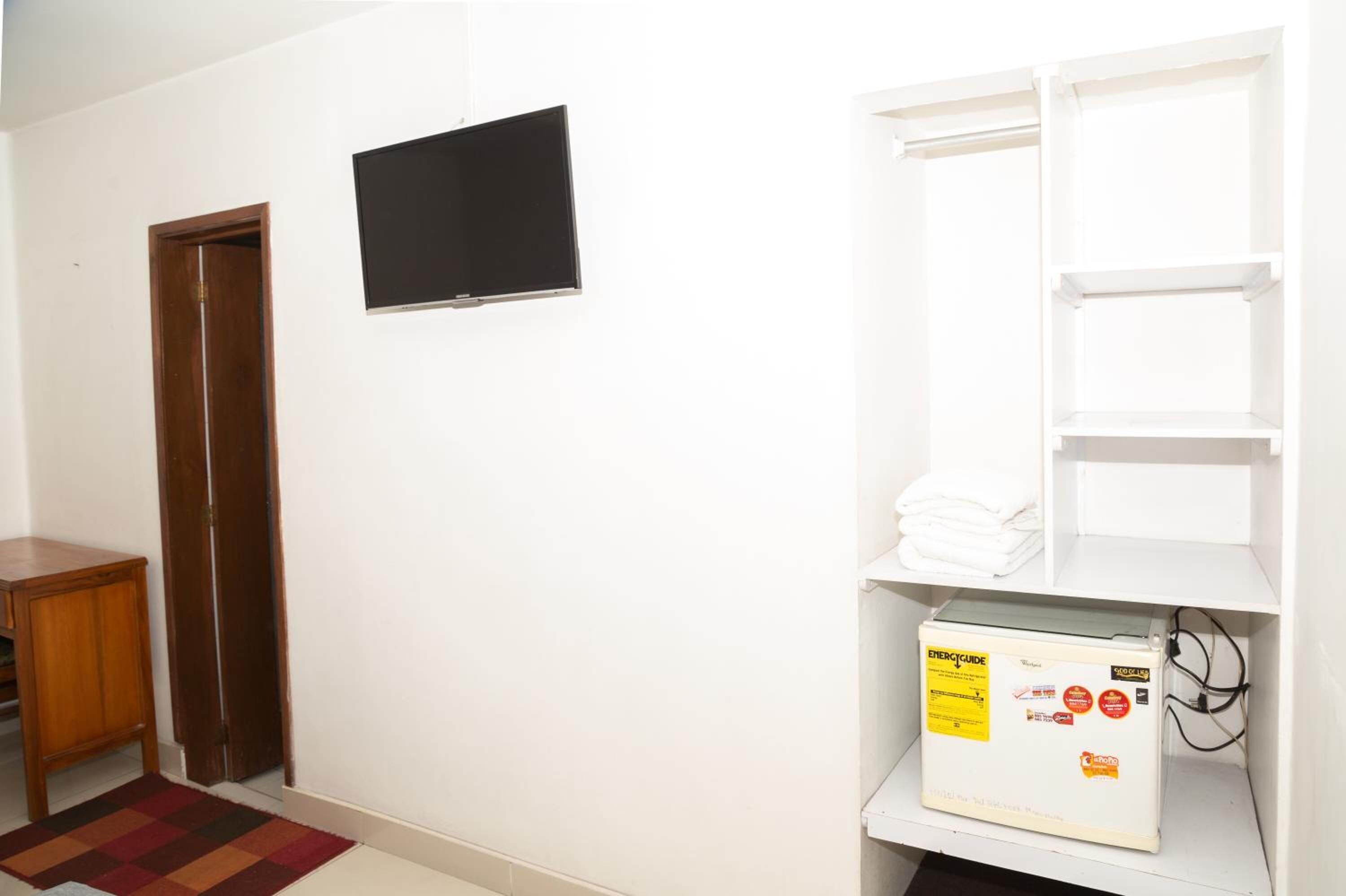 Ropa de cama hipoalergénica, escritorio, wifi gratis y ropa de cama