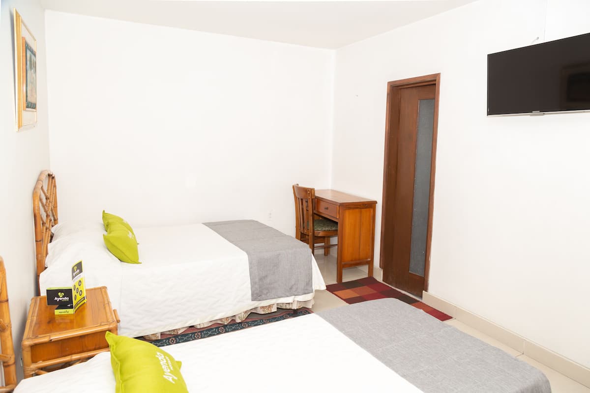 Tripla Standard | Biancheria da letto ipoallergenica, una scrivania, Wi-Fi gratuito