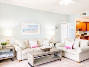 Apartamento (Laketown Wharf 1331) | Sala de estar | Una televisión de pantalla plana