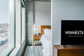 Free WiFi, bed sheets - MINNeSTAY* Sable 302 | North Loop | Target Center (Minneapolis)