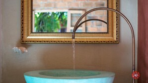 A bathroom with a large, turquoise ceramic sink, a gold-framed mirror, and a red faucet. - Hotel Pochote Mazunte (Santa María Tonameca)