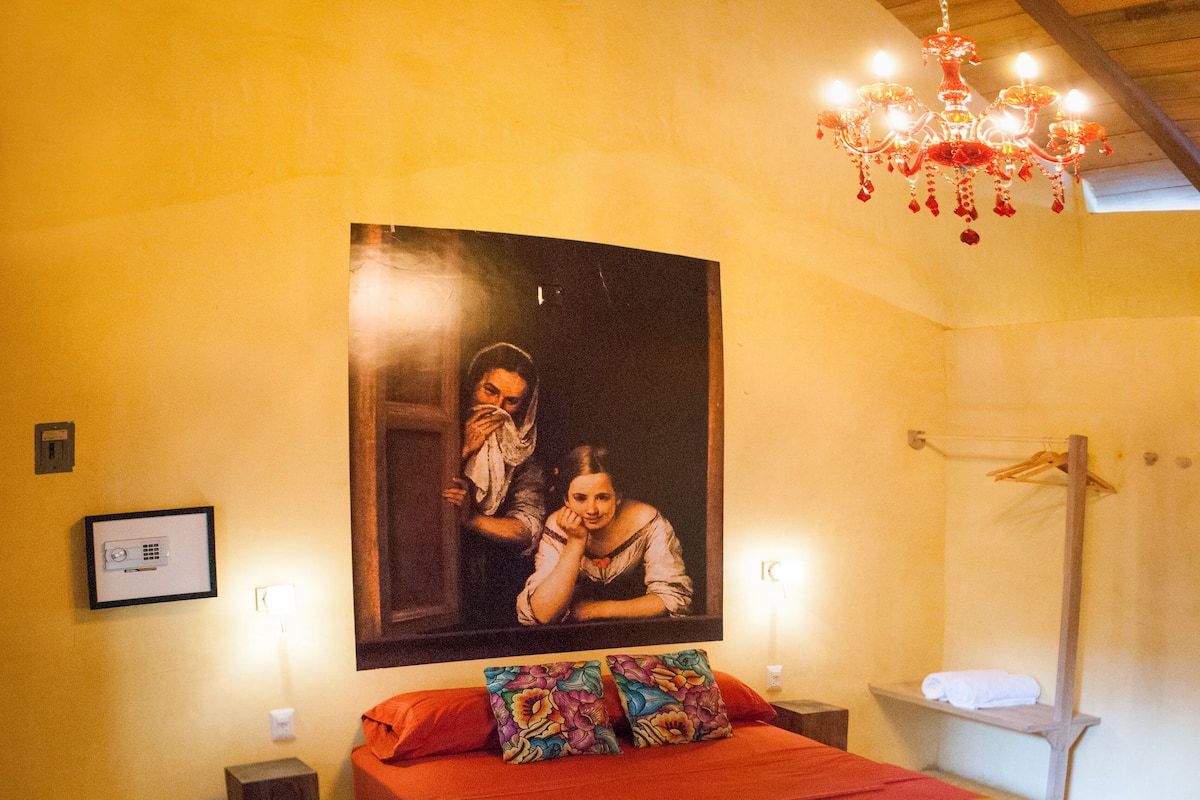 Standard Double Room (Minerva) | Peti besi dalam bilik, dihias secara berasingan