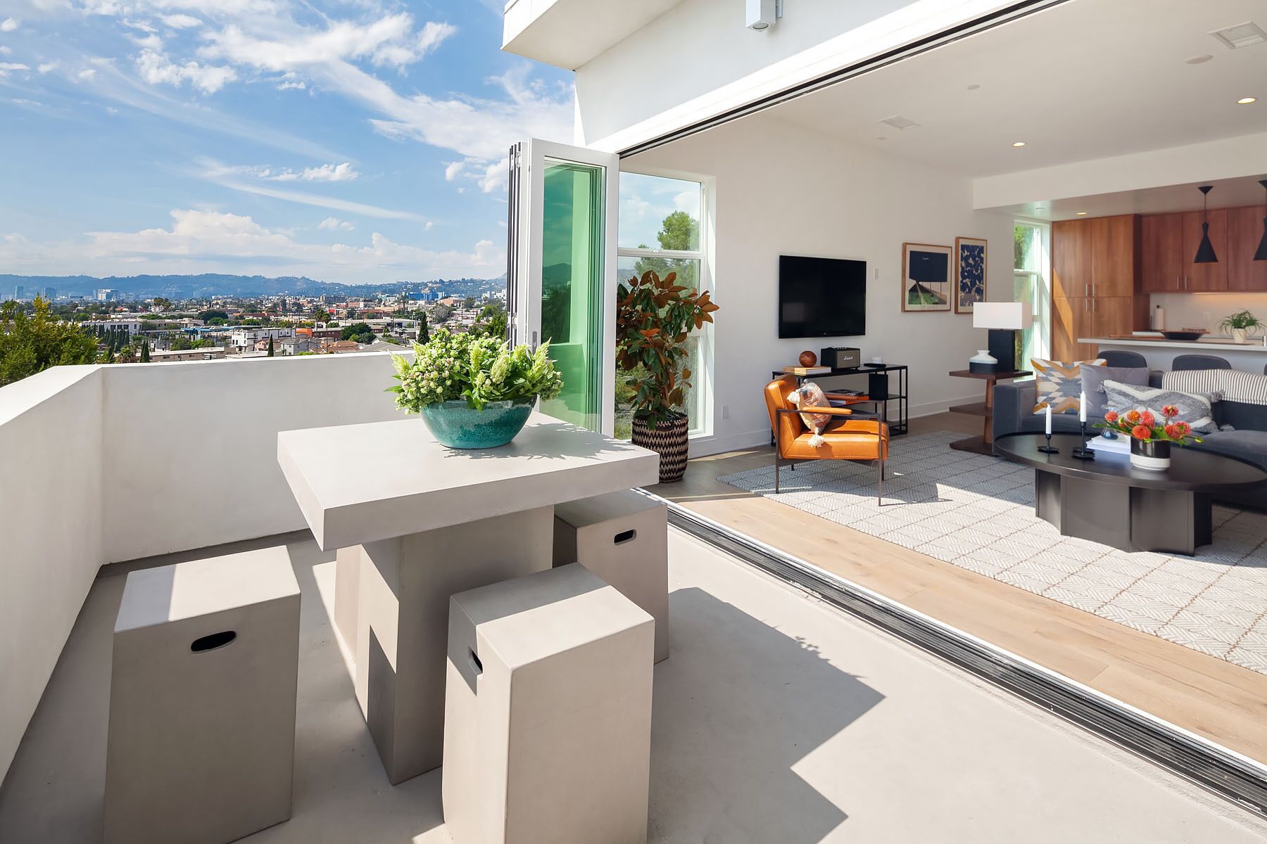 SILVER LAKE Luxury Modern House w/ Views (Furnished 3-BR, 2 Car Garage) 1930sf