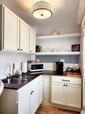 Réfrigérateur, micro-ondes, cafetière/bouilloire, bouilloire électrique