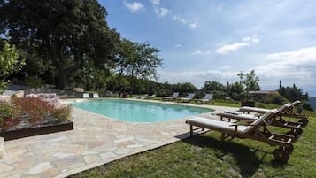 Piscine extérieure (ouverte en saison), chaises longues