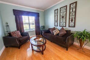House | Living room | Flat-screen TV, fireplace - Magical Memories Villa (Kissimmee)