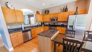 House | Private kitchen | Coffee/tea maker, fridge, microwave, oven - Magical Memories Villa (Kissimmee)