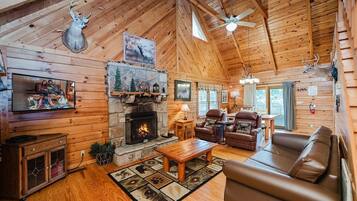 Cabaña, 2 habitaciones | Área de sala de estar | Televisión de 30 pulgadas con canales por cable