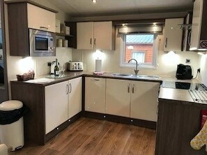 Kühlschrank, Mikrowelle, Ofen, Geschirrspüler