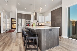 Townhouse, flere soverom | Eget kjøkken | Kjøleskap, ovn, kaffetrakter/tekoker og brødrister