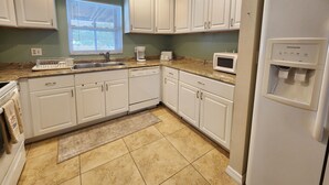 Unclassified image, 5 of 17, button - Beach Style House w/ large backyard, close to fishing, canoeing, and beaches (Bradenton)
