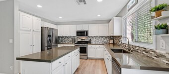 Beautiful Pool Home - TV's Galore and Billards