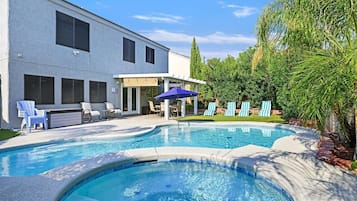 Una piscina al aire libre, una piscina climatizada