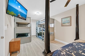 5 chambres, bureau, fer et planche à repasser, lit de bébé portatif