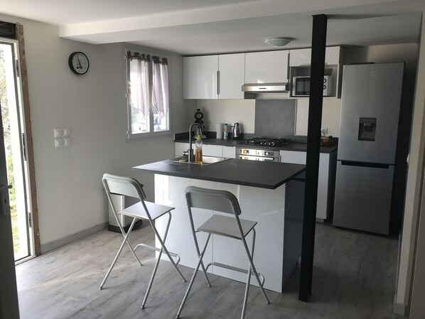 Réfrigérateur, micro-ondes, four, plaque de cuisson