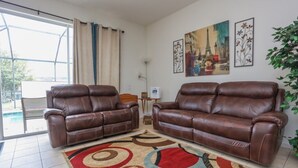 Apartamento | Sala de estar | TV de tela plana, lareira