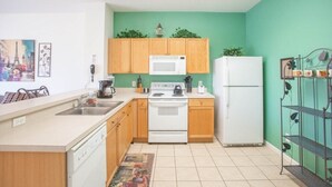 Apartamento | Cozinha privada | Cafeteira/chaleira, geladeira, micro-ondas, fogão