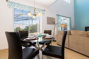 Talo | Yksityinen keittiö | Jääkaappi, mikroaaltouuni, astianpesukone, kahvin-/teenkeitin