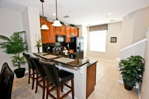 Apartamento | Cozinha privada | Geladeira, micro-ondas, fogão, lava-louças
