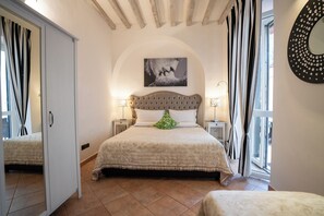 2 bedrooms, desk, iron/ironing board, travel cot - SANTA CROCE GARDEN APARTMENT, 2 BEDROOMS, PATIO, FREE WI-FI (Firenze)