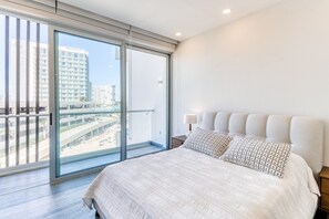 3 bedrooms, WiFi, bed sheets - Ocean view condo w/ luxury pool access, central AC, WiFi & shared rooftop/dock (Cancun)