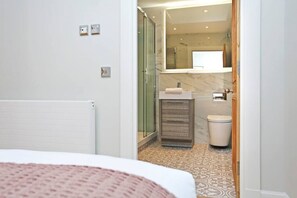1 dormitorio, tabla de planchar con plancha, wifi y ropa de cama