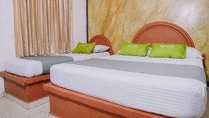 Una cama doble con dos almohadas, una mesita de noche y un cabecero.