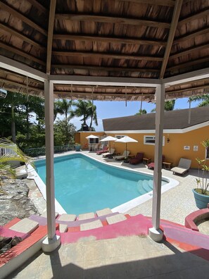 Una piscina al aire libre