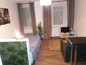 1 habitación, tabla de planchar con plancha, wifi y ropa de cama