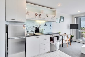 Apartment | Private kitchen | Full-sized fridge, microwave, oven, stovetop - Harbour View Two Bedroom Apartment (Auckland)