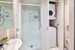 アパートメント | バスルーム | シャワー、バスアメニティ (無料)、ヘアドライヤー、タオル