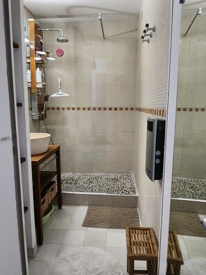 Shower - Private residence with swimming pool, private parking, 4-room apartment on the ground floor. (CAP-Agde)