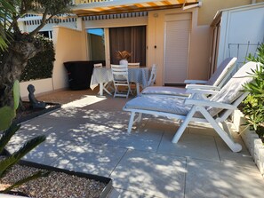 Outdoor dining - Private residence with swimming pool, private parking, 4-room apartment on the ground floor. (CAP-Agde)