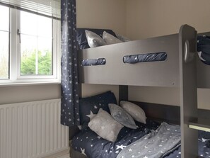 4 bedrooms, free WiFi, bed sheets