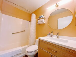 Shower, hair dryer, towels, soap - Scenic Retreat w/ AC Hidden Gem Near SFO/SF/Beach (Pacifica)