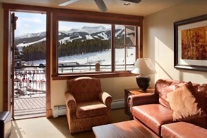 Televisión y chimenea 