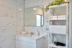 聯排別墅 | 浴室 | 淋浴設備、雨淋花灑、免費梳洗用品、風筒