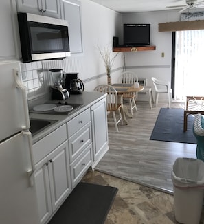 Frigorifero, microonde, piano cottura, macchina per tè/caffè