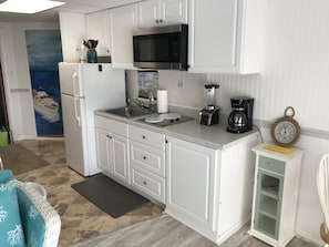 Frigorifero, microonde, piano cottura, macchina per tè/caffè