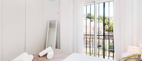 2 slaapkamers, een strijkplank/strijkijzer, internet, beddengoed