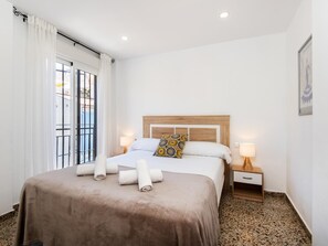 2 bedrooms, iron/ironing board, Internet, bed sheets
